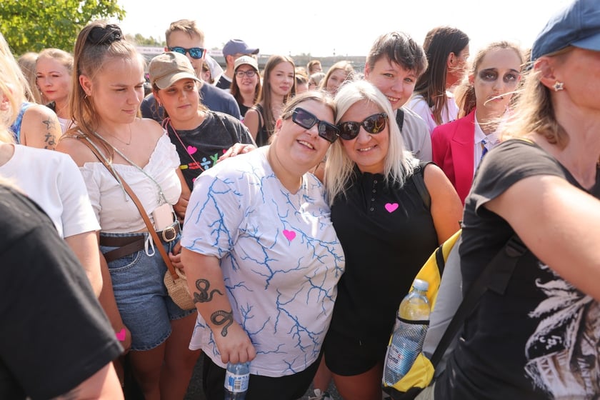 Wielbiciele Ed Sheerana w drodze na sobotni koncert na Tarczyński Arena we Wrocławiu