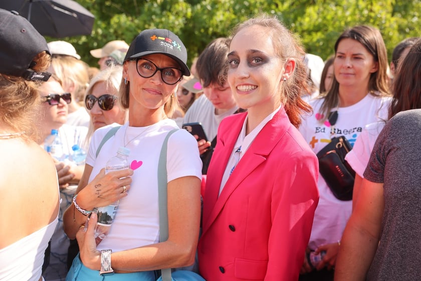 Wielbiciele Ed Sheerana w drodze na sobotni koncert na Tarczyński Arena we Wrocławiu