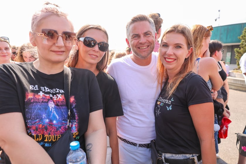 Wielbiciele Ed Sheerana w drodze na sobotni koncert na Tarczyński Arena we Wrocławiu