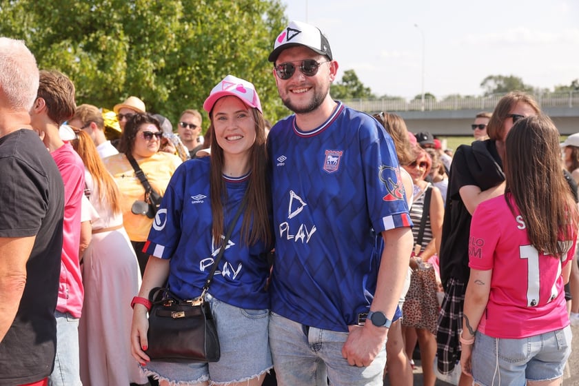 Wielbiciele Ed Sheerana w drodze na sobotni koncert na Tarczyński Arena we Wrocławiu