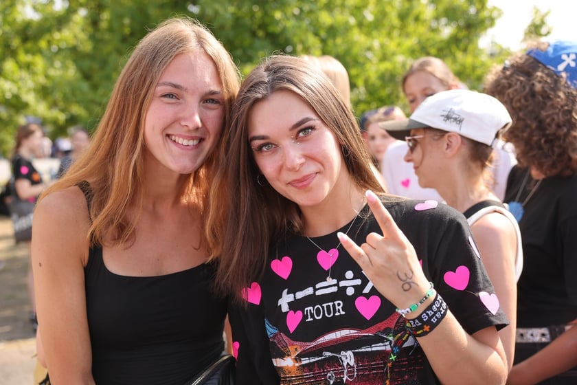 Wielbiciele Ed Sheerana w drodze na sobotni koncert na Tarczyński Arena we Wrocławiu