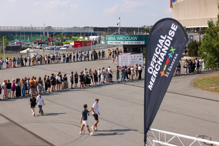 Wielbiciele Ed Sheerana w drodze na sobotni koncert na Tarczyński Arena we Wrocławiu