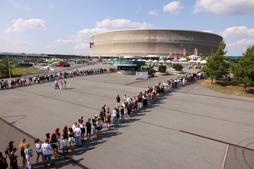 Wielbiciele Ed Sheerana w drodze na sobotni koncert na Tarczyński Arena we Wrocławiu