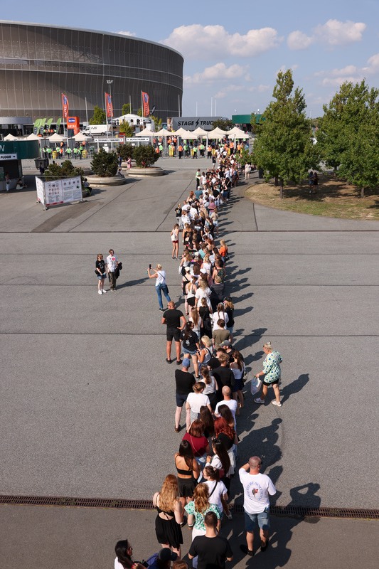 Wielbiciele Ed Sheerana w drodze na sobotni koncert na Tarczyński Arena we Wrocławiu