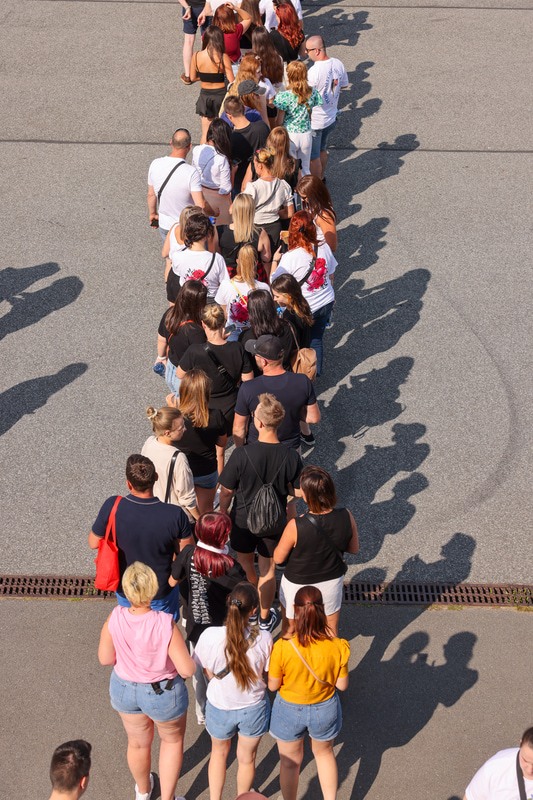 Wielbiciele Ed Sheerana w drodze na sobotni koncert na Tarczyński Arena we Wrocławiu