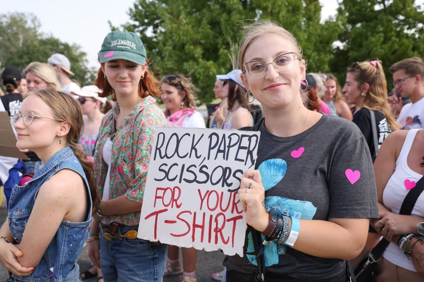 Wielbiciele Ed Sheerana w drodze na sobotni koncert na Tarczyński Arena we Wrocławiu