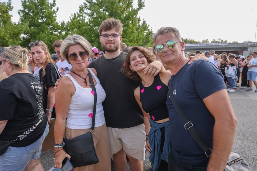 Wielbiciele Ed Sheerana w drodze na sobotni koncert na Tarczyński Arena we Wrocławiu