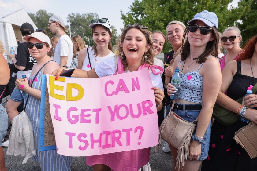 Wielbiciele Ed Sheerana w drodze na sobotni koncert na Tarczyński Arena we Wrocławiu