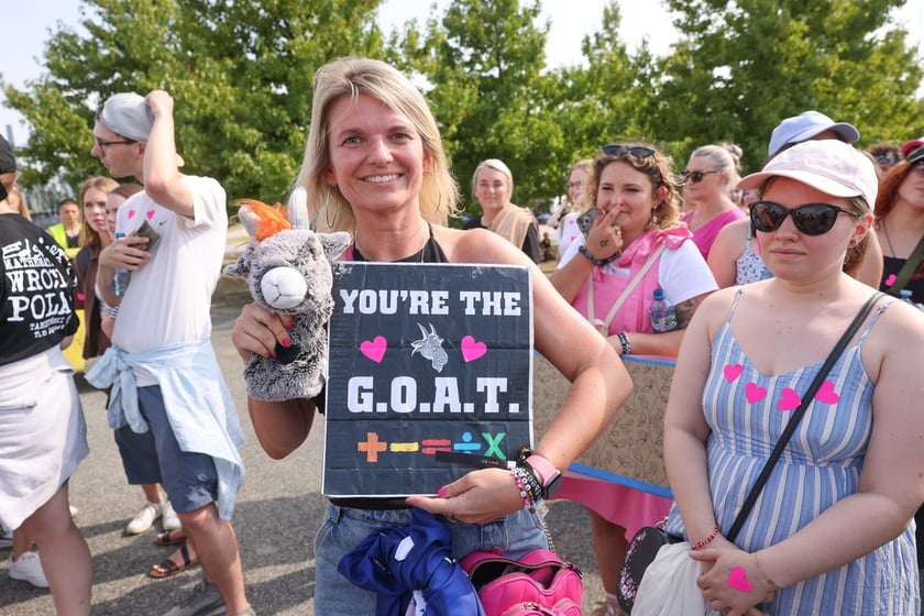 Wielbiciele Ed Sheerana w drodze na sobotni koncert na Tarczyński Arena we Wrocławiu