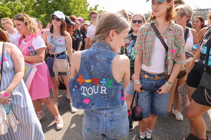 Wielbiciele Ed Sheerana w drodze na sobotni koncert na Tarczyński Arena we Wrocławiu