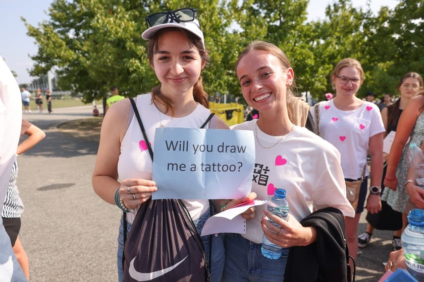 Wielbiciele Ed Sheerana w drodze na sobotni koncert na Tarczyński Arena we Wrocławiu