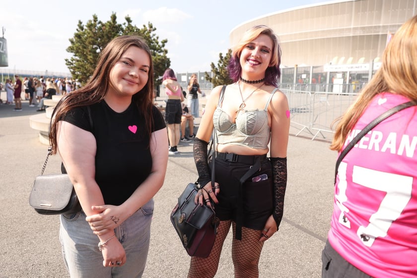 Wielbiciele Ed Sheerana w drodze na sobotni koncert na Tarczyński Arena we Wrocławiu