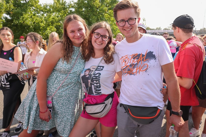 Wielbiciele Ed Sheerana w drodze na sobotni koncert na Tarczyński Arena we Wrocławiu