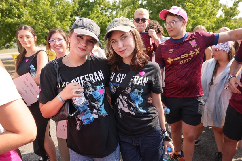 Wielbiciele Ed Sheerana w drodze na sobotni koncert na Tarczyński Arena we Wrocławiu