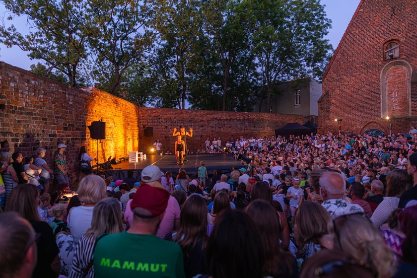 Popisy artystów sztuki cyrkowej podczas festiwalu OFCA w Oleśnicy 2025