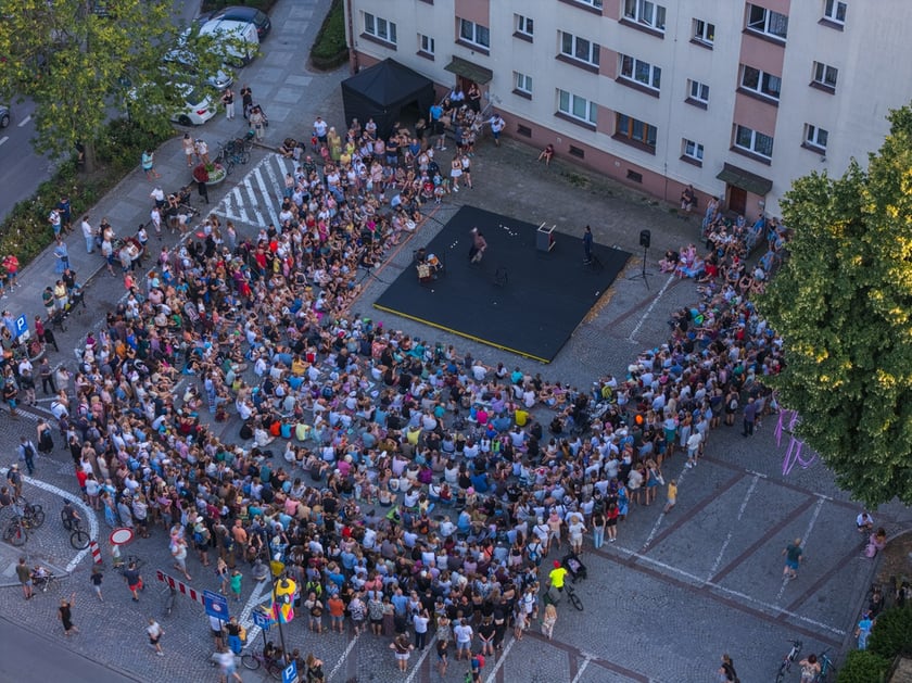 Popisy artystów sztuki cyrkowej podczas festiwalu OFCA w Oleśnicy 2025