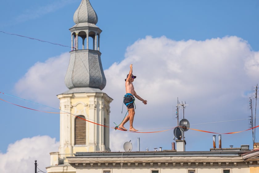 Popisy artystów sztuki cyrkowej podczas festiwalu OFCA w Oleśnicy 2025