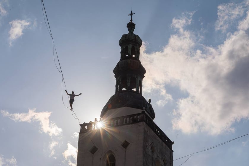 Popisy artystów sztuki cyrkowej podczas festiwalu OFCA w Oleśnicy 2025