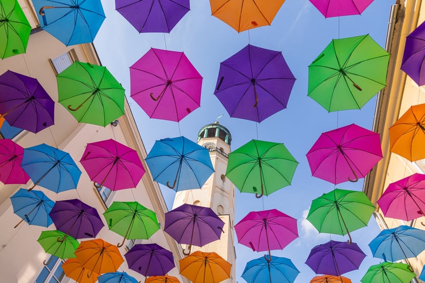 Popisy artystów sztuki cyrkowej podczas festiwalu OFCA w Oleśnicy 2025