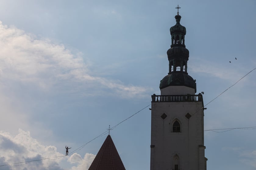 Popisy artystów sztuki cyrkowej podczas festiwalu OFCA w Oleśnicy 2025