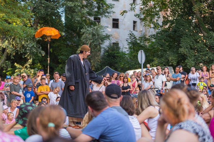 Popisy artystów sztuki cyrkowej podczas festiwalu OFCA w Oleśnicy 2025