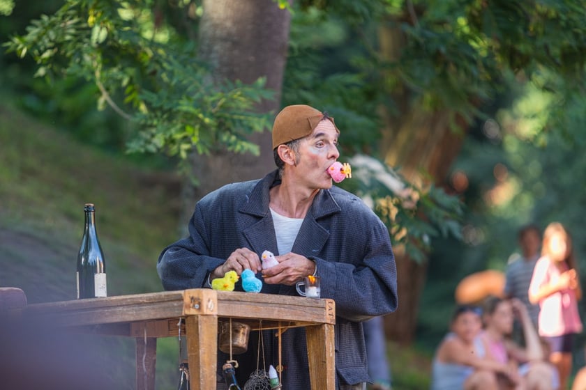 Popisy artystów sztuki cyrkowej podczas festiwalu OFCA w Oleśnicy 2025