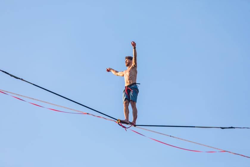 Popisy artystów sztuki cyrkowej podczas festiwalu OFCA w Oleśnicy 2025