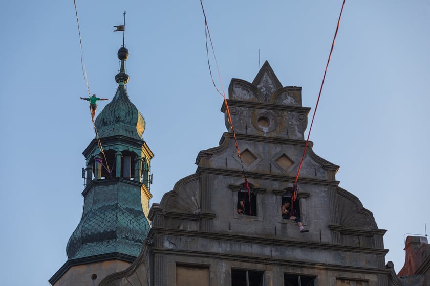 Popisy artystów sztuki cyrkowej podczas festiwalu OFCA w Oleśnicy 2025