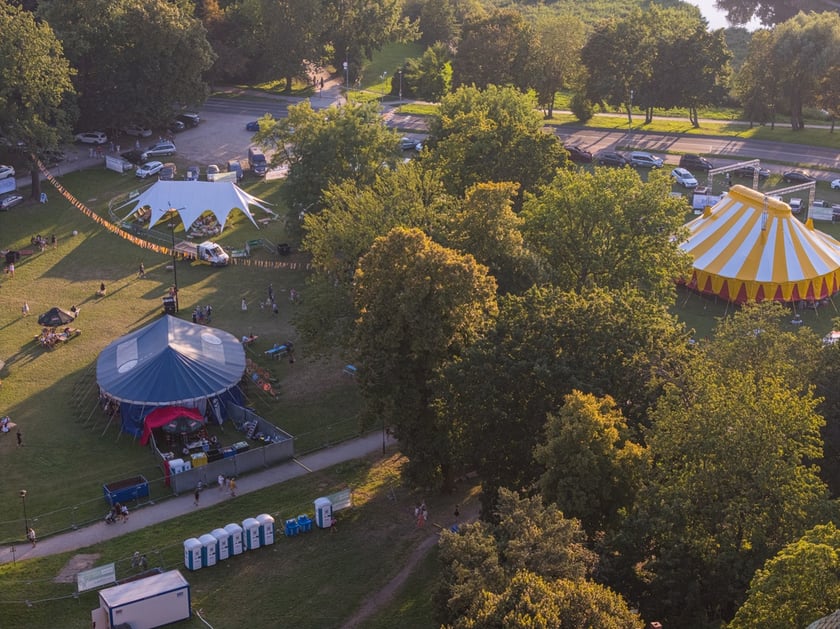 Popisy artystów sztuki cyrkowej podczas festiwalu OFCA w Oleśnicy 2025