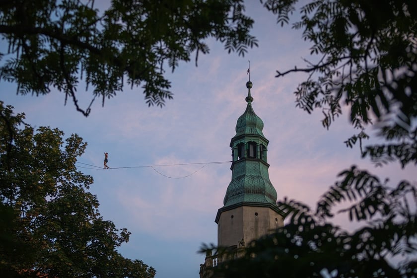 Popisy artystów sztuki cyrkowej podczas festiwalu OFCA w Oleśnicy 2025