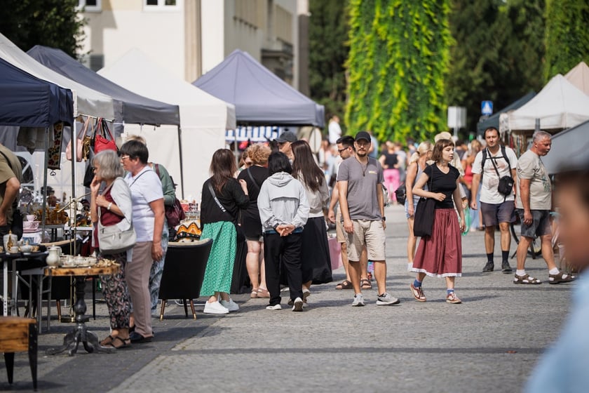 Giełda staroci pod Iglicą we Wrocławiu
