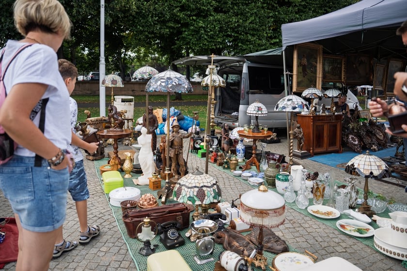 Giełda staroci pod Iglicą we Wrocławiu