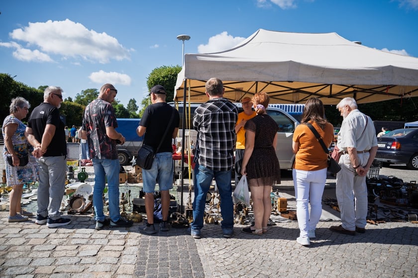 Giełda staroci pod Iglicą we Wrocławiu