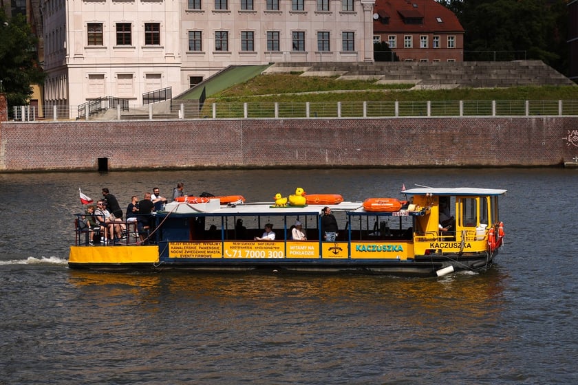 Lato w mieście. Wrocławianie spacerują nad Odrą i na Ostrowie Tumskim