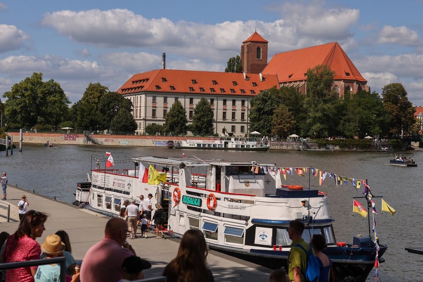 Lato w mieście. Wrocławianie spacerują nad Odrą i na Ostrowie Tumskim