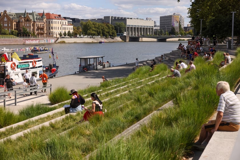 Lato w mieście. Wrocławianie spacerują nad Odrą i na Ostrowie Tumskim