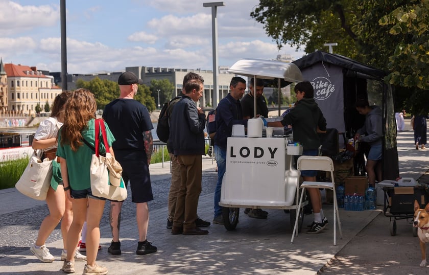 Lato w mieście. Wrocławianie spacerują nad Odrą i na Ostrowie Tumskim