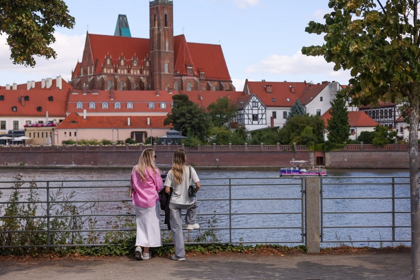 Lato w mieście. Wrocławianie spacerują nad Odrą i na Ostrowie Tumskim