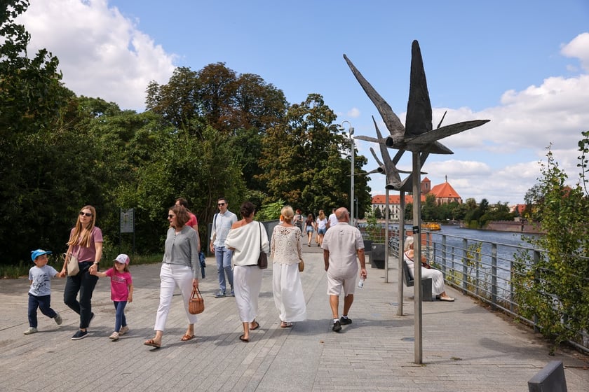 Lato w mieście. Wrocławianie spacerują nad Odrą i na Ostrowie Tumskim