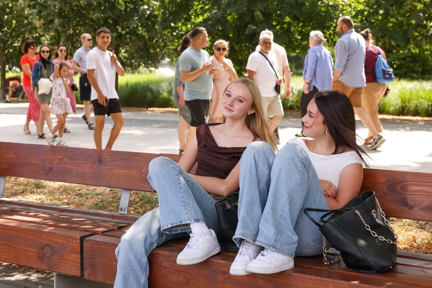 Lato w mieście. Wrocławianie spacerują nad Odrą i na Ostrowie Tumskim