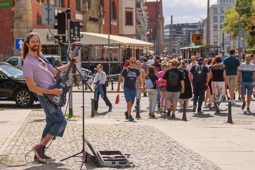 Lato w mieście. Wrocławianie spacerują nad Odrą i na Ostrowie Tumskim