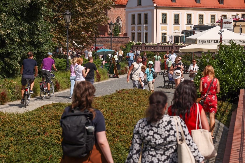 Lato w mieście. Wrocławianie spacerują nad Odrą i na Ostrowie Tumskim