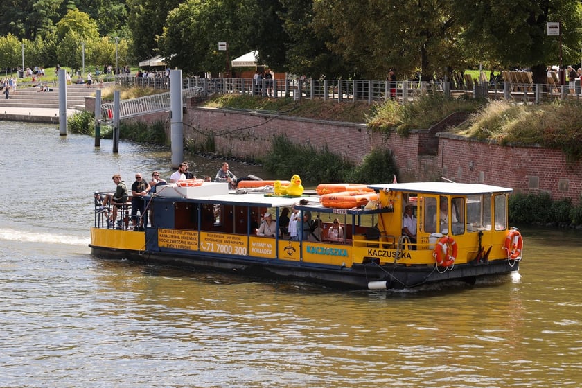 Lato w mieście. Wrocławianie spacerują nad Odrą i na Ostrowie Tumskim