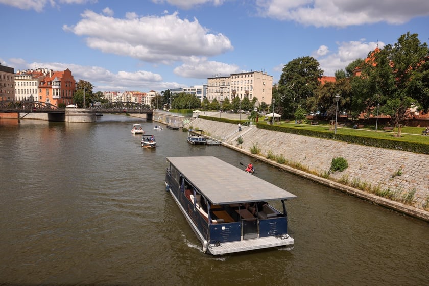 Lato w mieście. Wrocławianie spacerują nad Odrą i na Ostrowie Tumskim