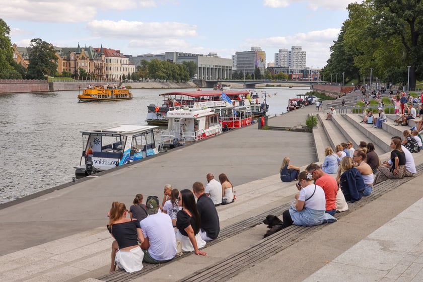 Lato w mieście. Wrocławianie spacerują nad Odrą i na Ostrowie Tumskim
