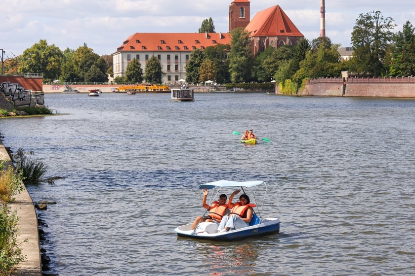 Lato w mieście. Wrocławianie spacerują nad Odrą i na Ostrowie Tumskim