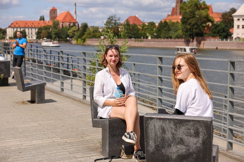 Lato w mieście. Wrocławianie spacerują nad Odrą i na Ostrowie Tumskim