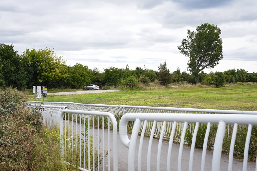 Droga dojazdowa i most nad Ślęzą łączący Muchobory, sierpnień 2025