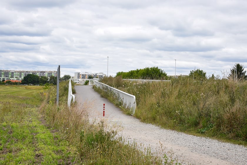 Droga dojazdowa i most nad Ślęzą łączący Muchobory, sierpnień 2025