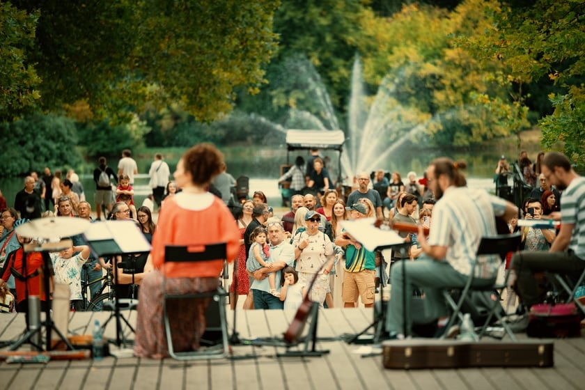 W parku Południowym z koncertem w cyklu „Muzyczne Parki Wrocławia” wystąpiła Marzena Słowik z zespołem „Słowik e os pássaros do amor”.